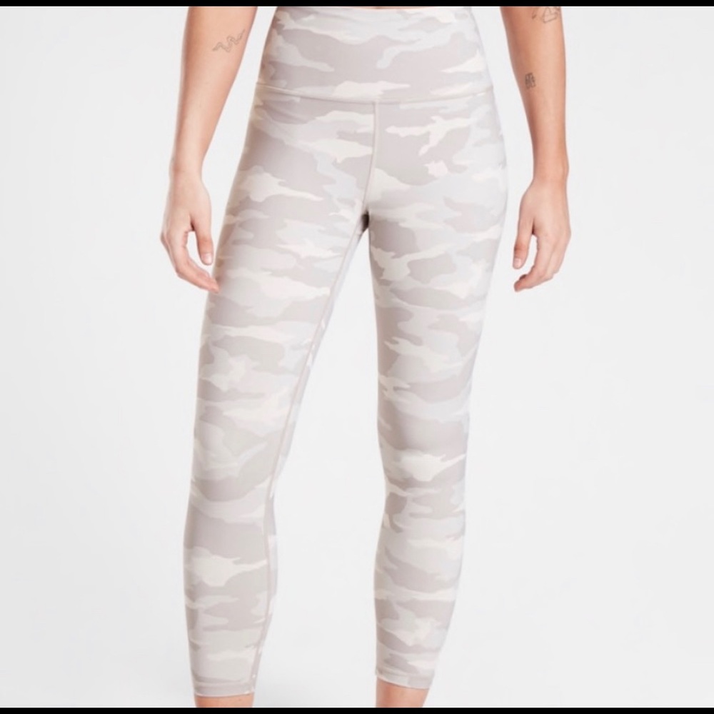 Athleta Elation Camo 7/8 Tight Size XS